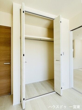 【1階4.7帖洋室】必要なものをすぐ取り出せる使い勝手の良い収納。快適な暮らしをサポートします。