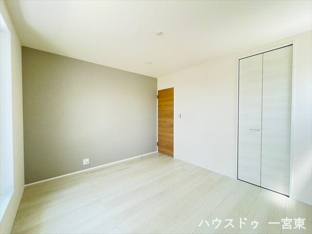 【7帖】朝日がやさしく差し込むベッドルームには大容量のウォークインクローゼットをご用意。