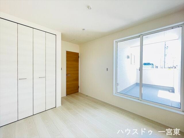 【5.4帖】暗くなりがちな北側の洋室ですが、2面採光なのでお部屋が明るいです。
