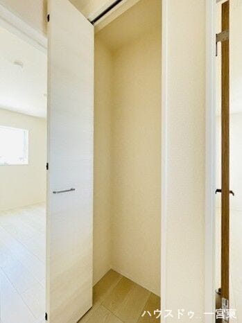 【2階廊下】あると嬉しい廊下収納は掃除用品を入れたり、各部屋に収まりきらないものを収納したりと重宝します。