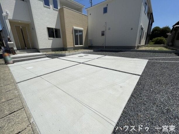並列駐車2台可能なカースペース。車の出し入れもしやすく便利です。