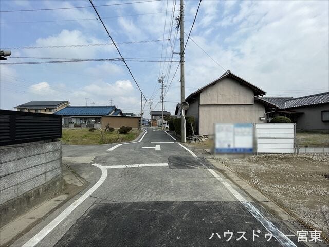≪西側北向き 幅約4.5m≫
車がすれ違うには厳しい道幅ですが、車はスピードを抑えて走行するので、お子様にも安全な道幅となっています。