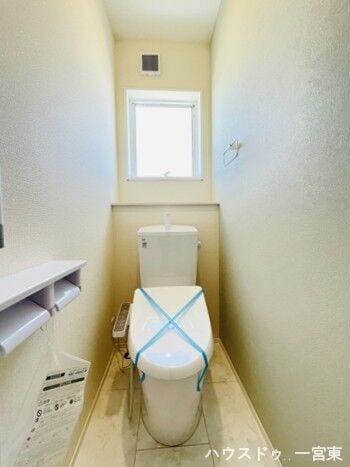 明るく、清潔感のあるトイレです。棚には雑貨を飾ったり、観葉植物を置いても良いですね。