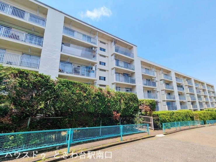緑豊かな植栽に囲まれた、落ち着きのある住環境が魅力です。徒歩3分圏内に公園やコンビニが揃い、利便性と穏やかな暮らしを両立。