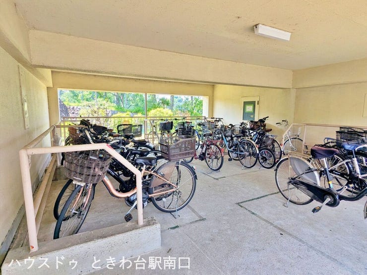 屋根付きの駐輪場・バイク置場を完備。