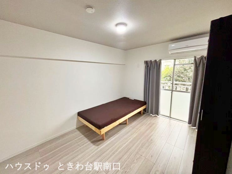 エアコン設置済みの快適な居室。シンプルで使いやすい間取りは、寝室やワークスペースにも最適です。リフォーム済みの綺麗な室内で、すぐに新生活を始められます。