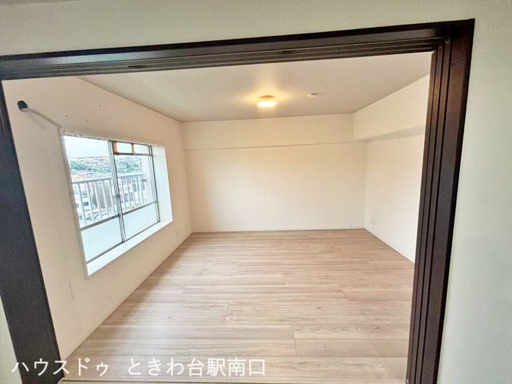 豊かな採光が魅力の広々とした居室。建替え計画もあり、現在の快適な住み心地に加えて、将来的な資産価値への期待も膨らむ魅力的な物件です。