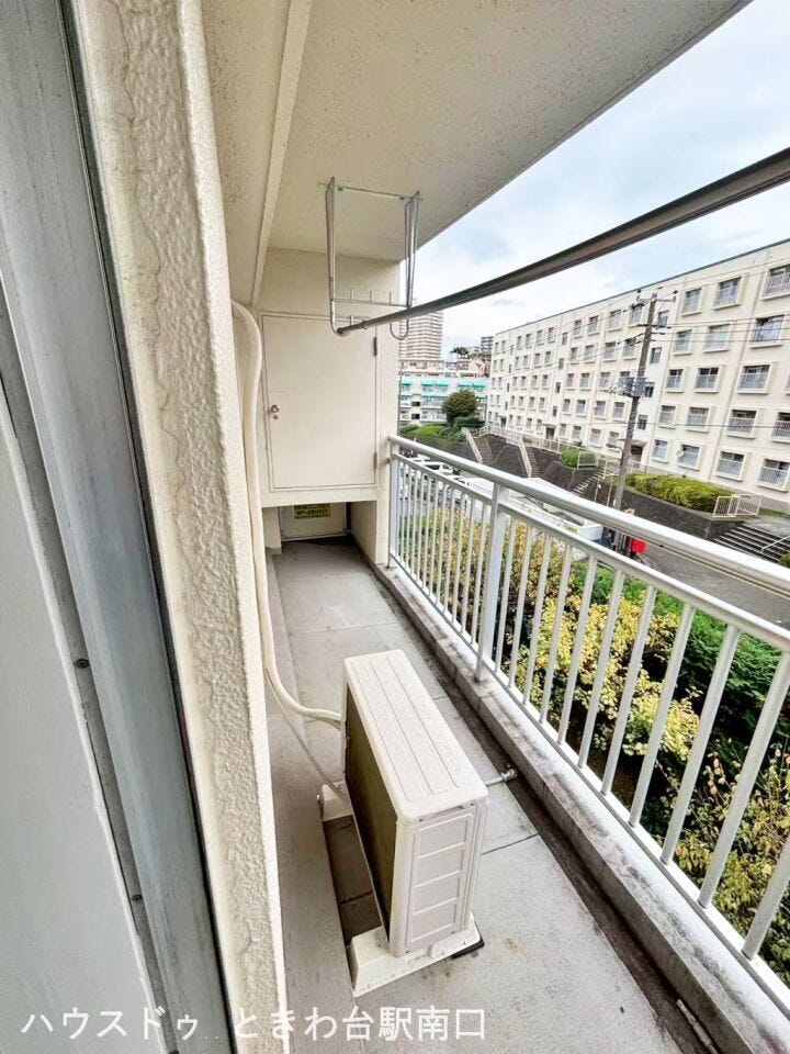 通風・採光に優れた両面バルコニー。周辺は視界を遮る建物が少なく、心地よい風が通り抜ける開放的な眺望が魅力です。毎日の洗濯も快適に行えます。