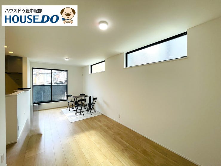 【外観】
【LDK】
南西向きの光が心地よく差し込む開放的なLDKは、新築ならではの清潔感が魅力。II型キッチンとの調和も良く、上質な時間を過ごせる住まいです。