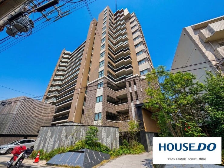 【外観】
新静岡駅まで徒歩5分!周辺にはこだわりのカフェや名店が点在し、ゆとりある大人の時間が流れています。重厚感あふれるエントランスを抜ければ、そこは都市の喧騒を忘れるプライベート空間