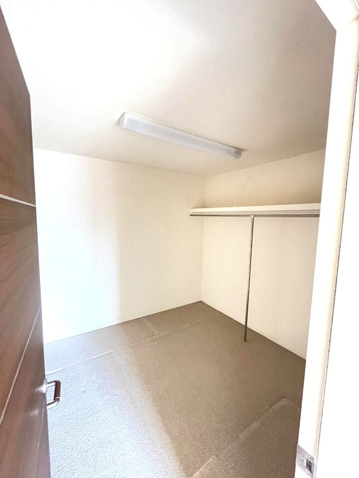 二階のウォークインクローゼット