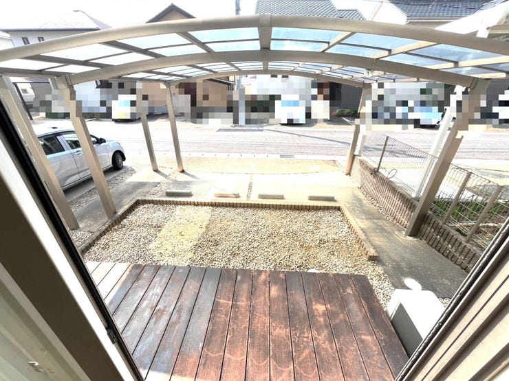 カーポートは二つあり、片側に乗用車2台スペース、もう片側に軽2台スペースがあります。さらに軽2台の方は外構工事で拡張して乗用車2台スペースにすることも可能です