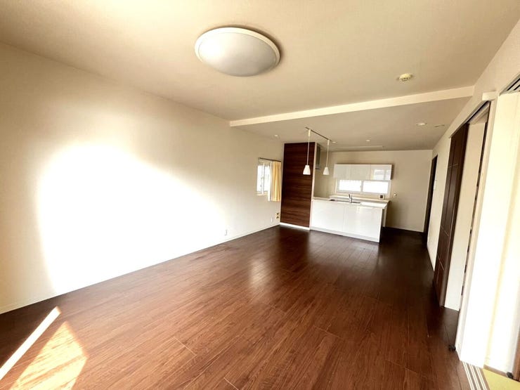 広々リビング、隣の和室とつながっています