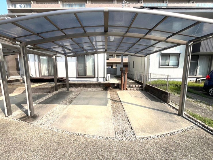 カーポートは二つあり、片側に乗用車2台スペース、もう片側に軽2台スペースがあります。さらに軽2台の方は外構工事で拡張して乗用車2台スペースにすることも可能です