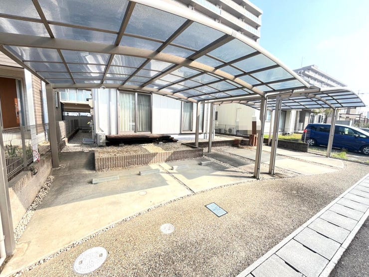 カーポートは二つあり、片側に乗用車2台スペース、もう片側に軽2台スペースがあります。さらに軽2台の方は外構工事で拡張して乗用車2台スペースにすることも可能です