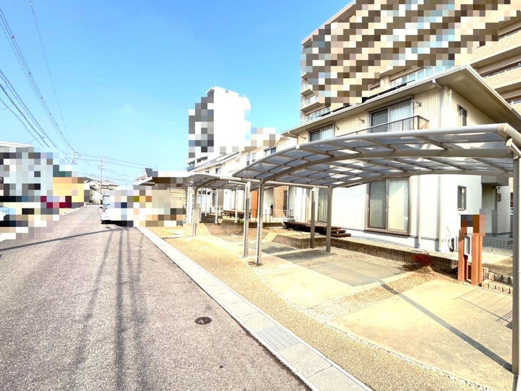 カーポートは二つあり、片側に乗用車2台スペース、もう片側に軽2台スペースがあります。さらに軽2台の方は外構工事で拡張して乗用車2台スペースにすることも可能です