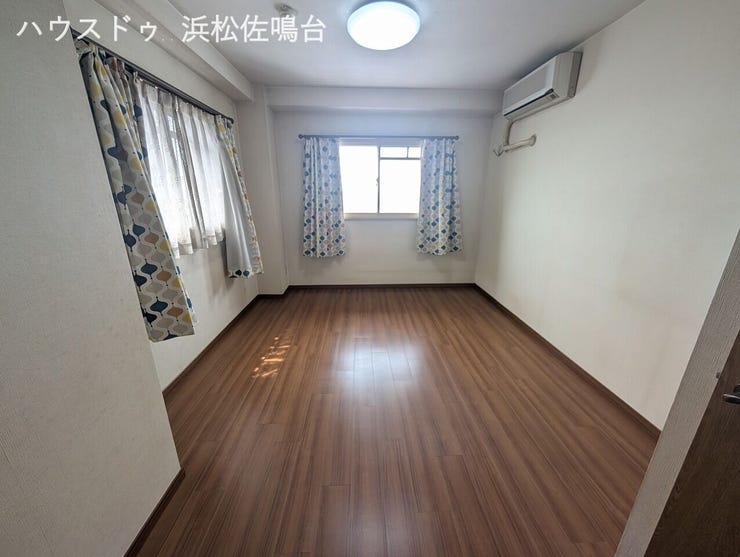 北西側8.1帖洋室