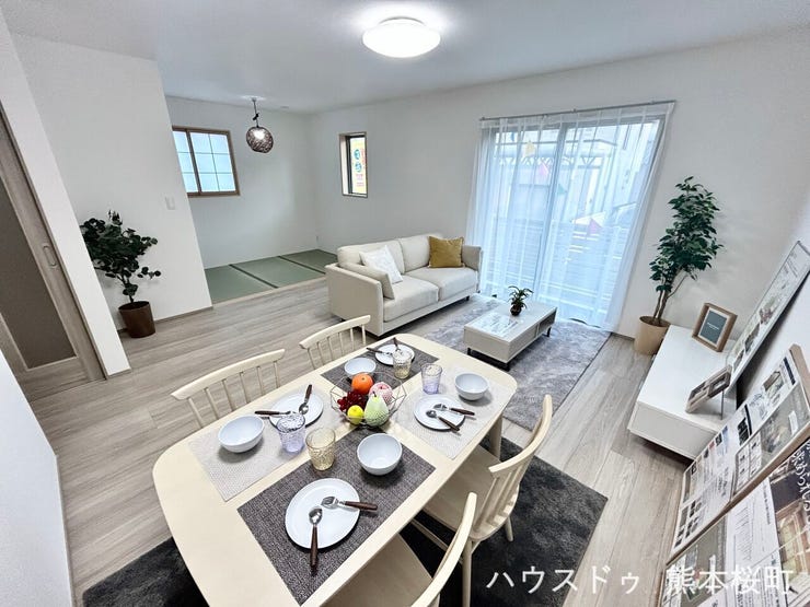 ■安らぎと笑顔の中心地■陽光が優しく降り注ぎ、会話が自然と弾む。ここでは、毎日が特別な時間へと変わります。