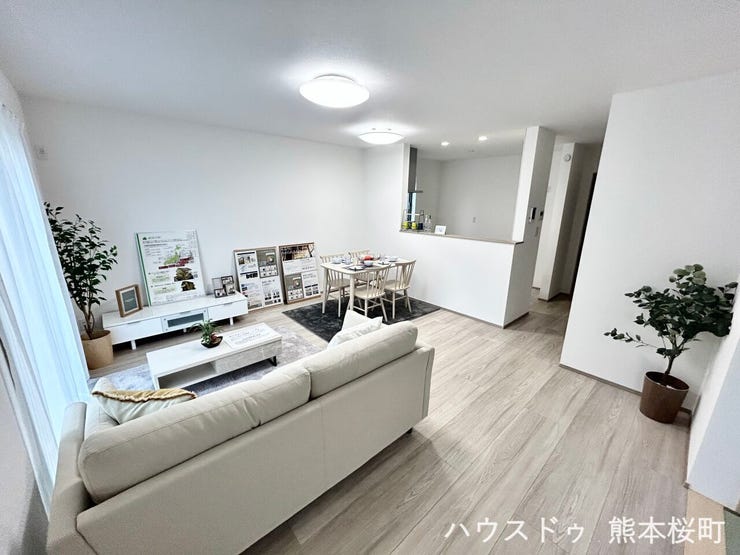 ■安らぎと笑顔の中心地■陽光が優しく降り注ぎ、会話が自然と弾む。ここでは、毎日が特別な時間へと変わります。