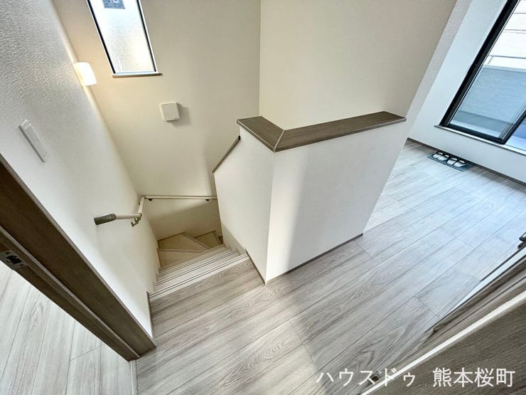 ■暮らしを繋ぐ、明るい動線■採光窓から光が差し込み、足元を優しく照らす。安全で快適な、家族の生活を支える縦の繋がりです。