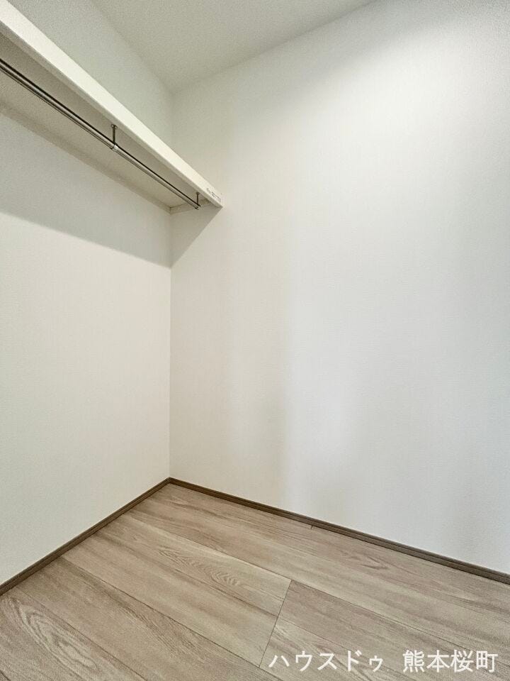 ■2階7帖洋室WIC■衣類から小物まで一ヶ所に集約。整理整頓がしやすく、毎日のコーディネートが楽しくなるゆとりの収納です。