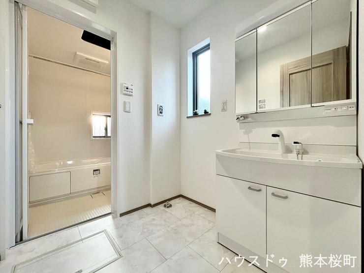 ■清々しいリフレッシュ空間■自分を磨き、気持ちを切り替える。心地よい光が差し込むプライベートスペース。