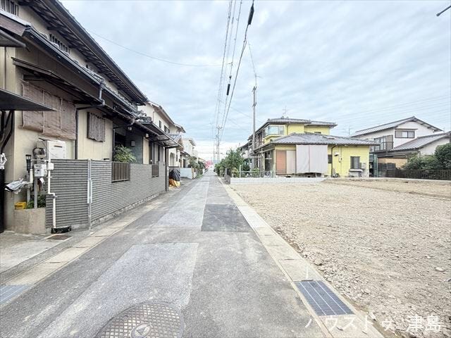 南側公道幅約3.9m。セットバックが必要な道路で交通量が少なく安心です。駐車は3台可能なので、お子様がお車を持たれるようになったときにも安心のカースペース。