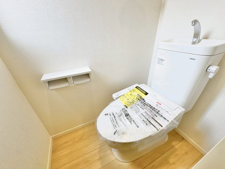 明るくて清潔感のあるトイレスペース。毎日何度も使う場所だからこそ、ホッと落ち着けるインテリアにこだわりました。白を基調とした爽やかな空間が、日々の暮らしの中にさりげない癒やしのひと時をもたらします