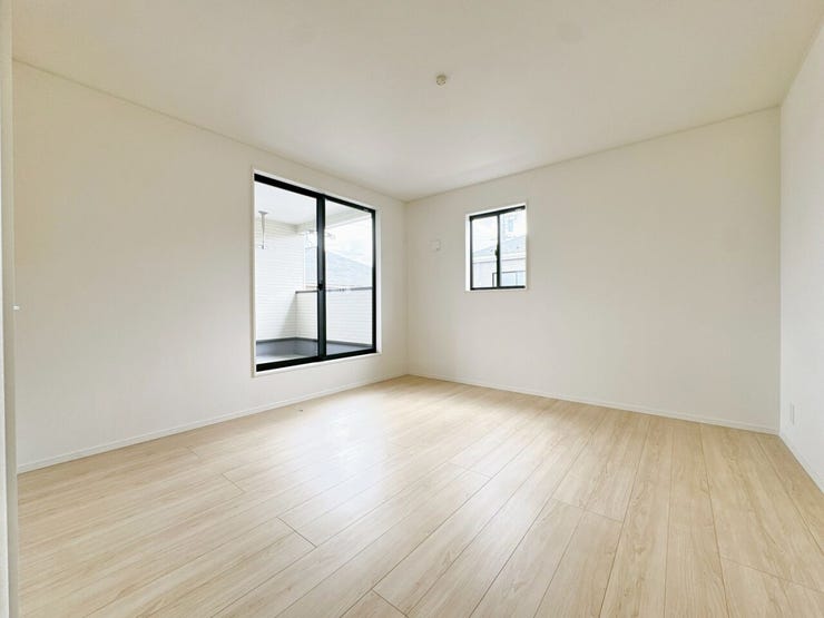 大きな窓があり、たっぷりの自然光が差し込む明るい洋室です。心地よい開放感に包まれた空間は、毎日の疲れを癒やす。朝は爽やかな光ですっきりと目覚める、健康的な暮らしが叶いそうです