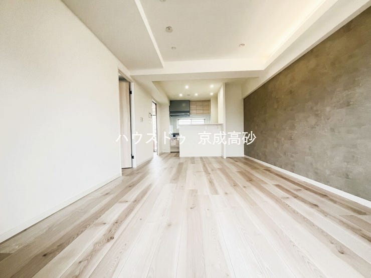 【リビング】
明るく開放的な空間が広がるリビングダイニング。室内には豊かな陽光が注ぎ込み、爽やかな住空間を演出。ホームパーティーでもゲストと一緒に料理を楽しみながら楽しい時間を過ごせそうですね。