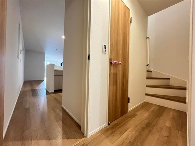 1階:キッチン後ろから2階へ昇る階段に繋がります。お部屋には扉が付いているので、冷暖房の空気が外へ逃げることなくエアコンの効率も良くなります。
