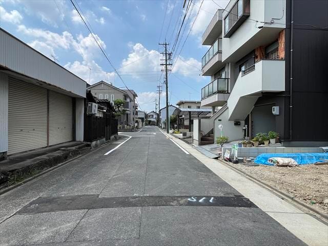 幅員約6.3mの東側前面道路です。交通量が少なく、車の出し入れも余裕を持って行うことが出来ます。