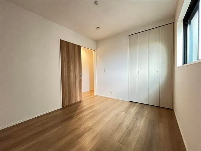 5.4帖:クローゼットの扉は白色で、お部屋がスッキリとした印象に♪木目調の扉はスライド扉となっています。戸を開けた時に邪魔にならないのが嬉しいポイント!