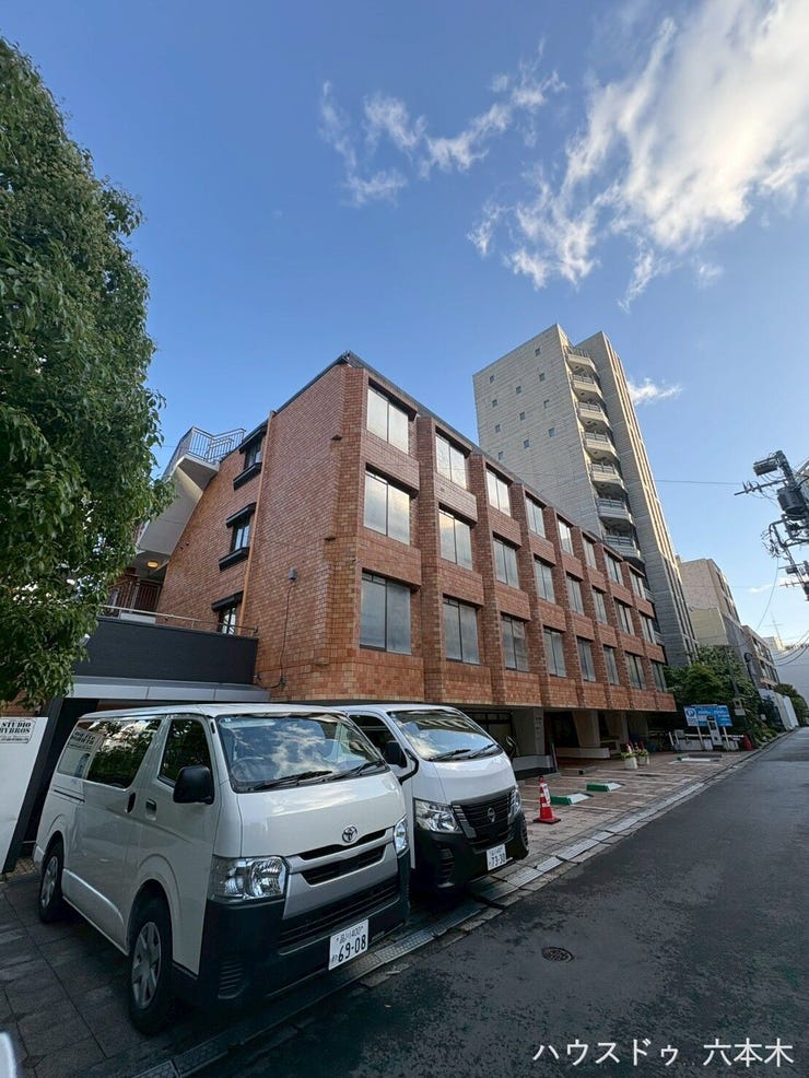 【外観】
赤レンガ調の重厚感。六本木らしい存在感のあるヴィンテージレジデンス。