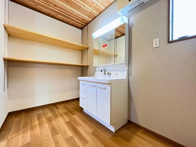 広い洗面脱衣室には可動棚の収納があり、洗剤以外にもタオルや着替えを置くのに便利です。(2026年8月20日撮影)
