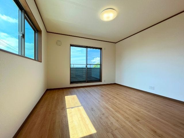 南西側にある8.5帖の洋室です。2面の窓からたっぷりと光が入る明るいお部屋です。(2026年8月20日撮影)