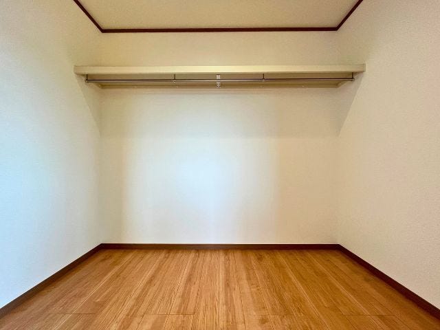 毎日のお洋服選びが楽しくなる大容量のウォークインクローゼット付きでお部屋もすっきり。(2026年8月20日撮影)