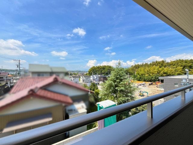 眺望が開けていますね。隣地と高低差があるので人の視線を気にする必要がありません。(2026年8月20日撮影)