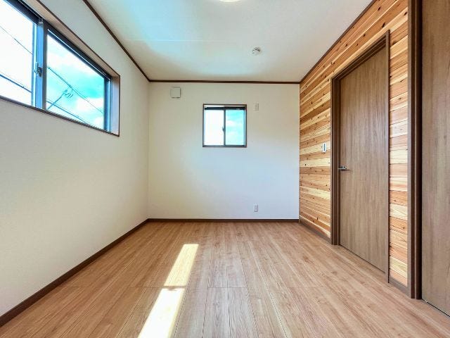 東側の6帖洋室は、窓が高い位置にあるので家具が配置しやすいです。朝から明るく過ごせるので、お子さまのお部屋におすすめです。(2026年8月20日撮影)