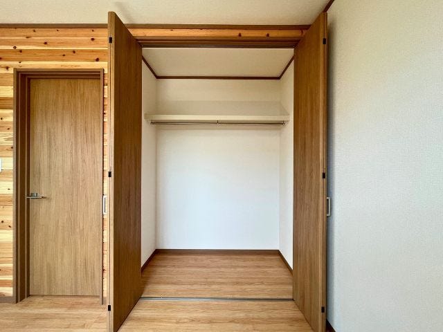 見やすく取り出しやすい収納は、お部屋をすっきり片付けて広く使えます。(2026年8月20日撮影)
