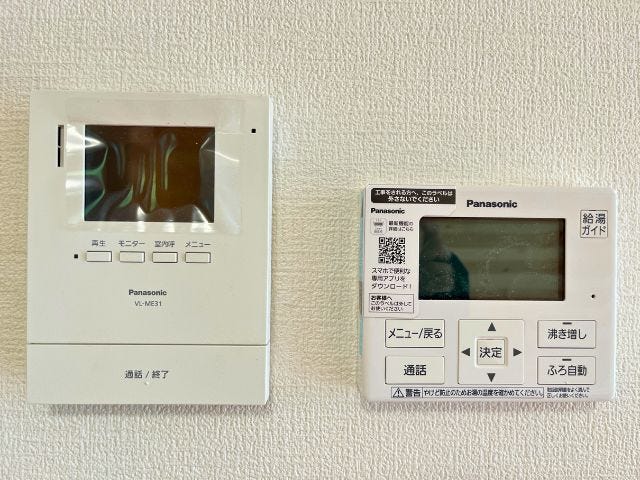 来訪者の顔が見えるモニター付きインターホンで、防犯面も安心です。(2026年8月20日撮影)