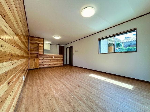 木のぬくもりや存在感を感じられるリビングです。どんな家具を置こうか考えるとワクワクしますね。(2026年8月20日撮影)