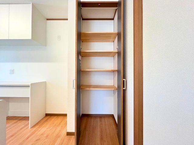 キッチン横には収納があり、ストック品などたくさん収納可能です。キッチンもすっきりとお使いいただけます。(2026年8月20日撮影)