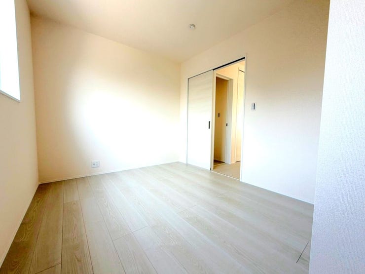 【洋室】
部屋の広さが適度なため、家具の配置やインテリアデザインがしやすく、狭すぎず広すぎない居心地の良い空間を作れます。
また家族構成やライフスタイルに合わせて使い方を変えることができます。