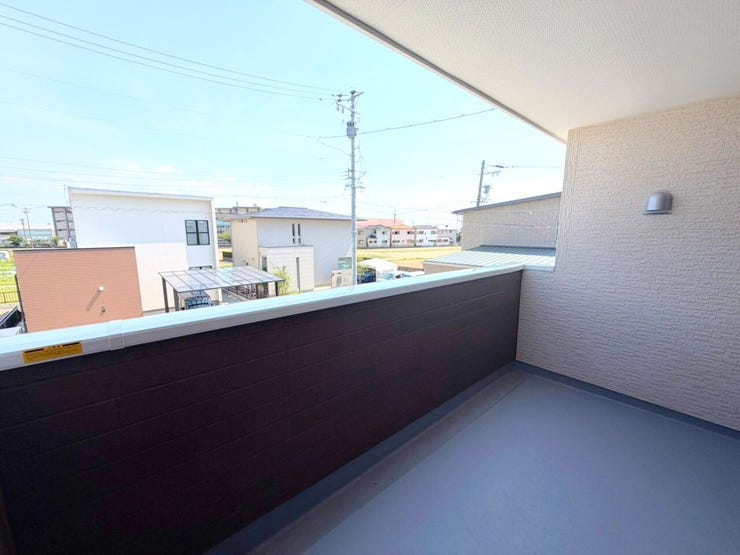 【南向きのバルコニー】
太陽光をたっぷりと受けられるため、洗濯物が乾きやすく、室内に明るさをもたらします。
また日光浴やガーデニングに適しており、外の空気を楽しむ場として活用しやすいです。