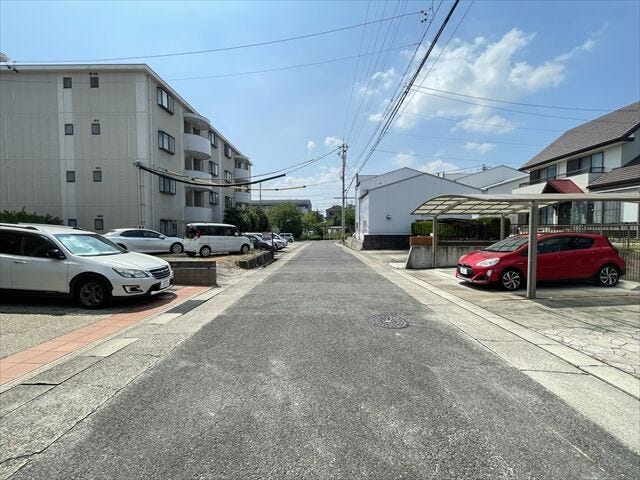 幅員約6mの前面道路です。道路幅が広いので、向かいの住宅とも距離があるため日当たりも確保しやすいです。