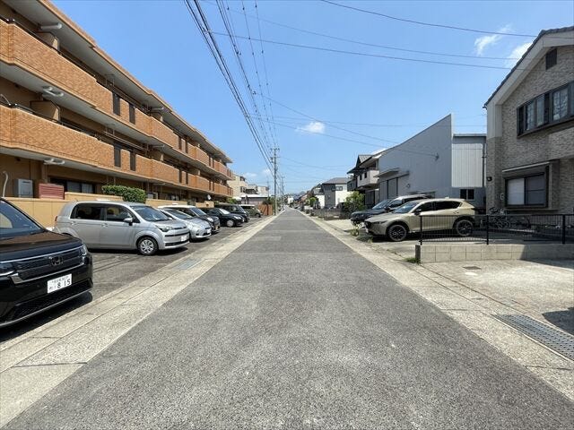 幅員約6mの前面道路です。道路幅にゆとりがあるので、車種を選びません。大きめの車を乗りたい方にもオススメです。