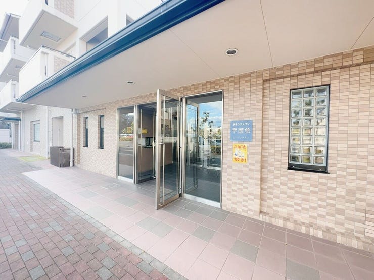 エントランスもきれいに管理されております。