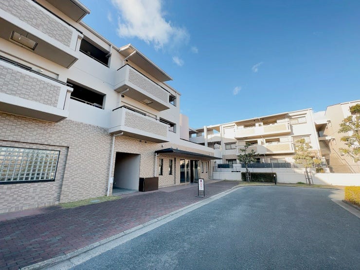 【外観】
「学園前駅」より徒歩12分の立地◎