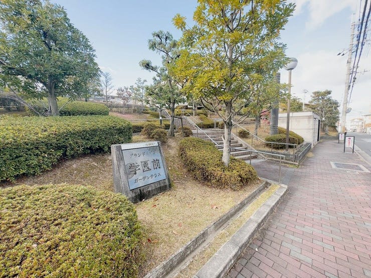 住宅地のため周辺は車の通行量も少なく、通期・登園・通学・ショッピングなど日々の往来も快適です。